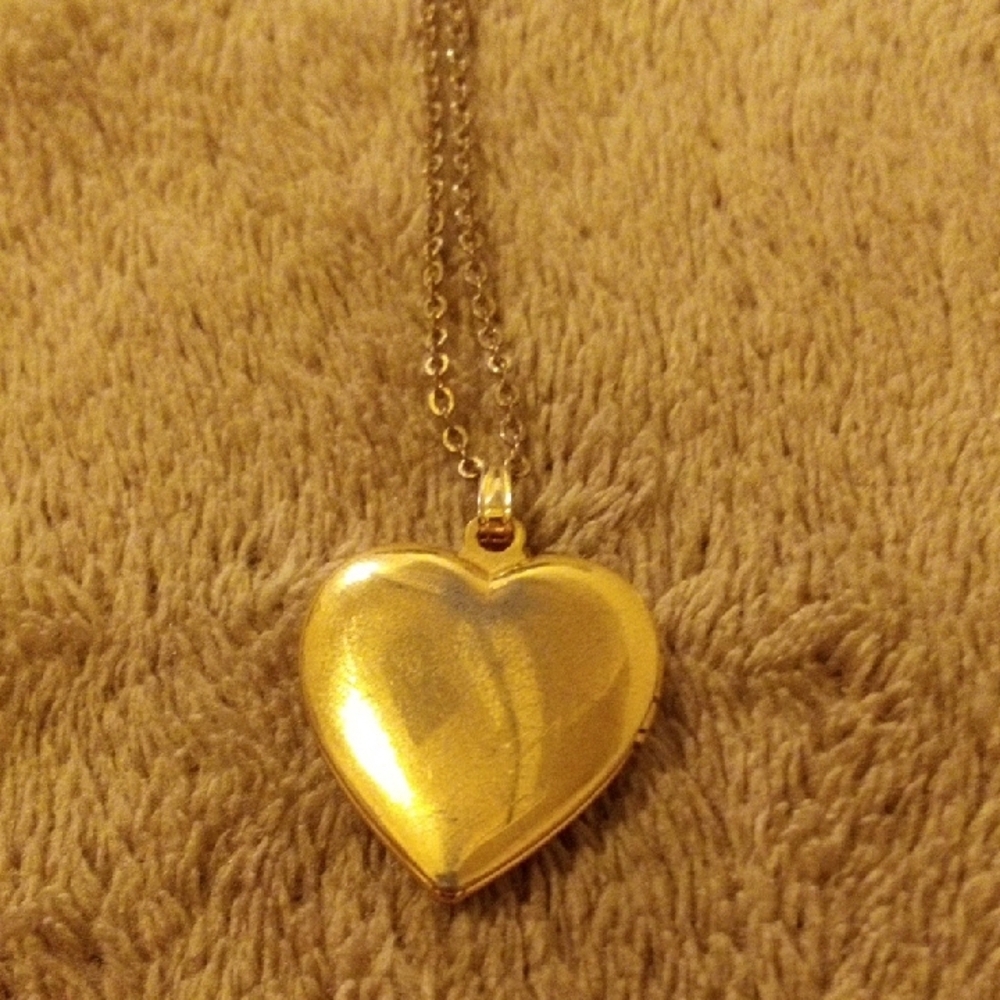 Elegant Gold Heart Pendant Necklace - Picture 4 of 5